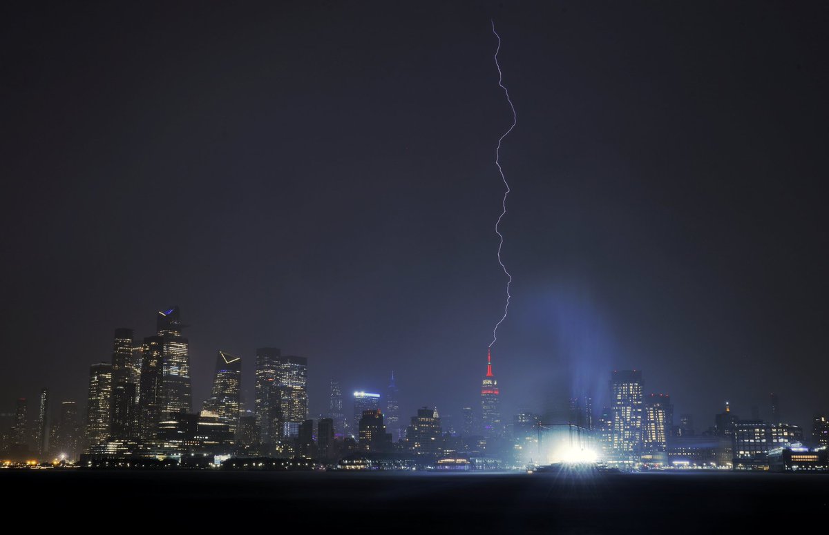 Lightning strikes the Empire State Building during a thunderstorm in New York City, Wednesday evening #nyc #newyork #newyorkcity #lightning @EmpireStateBldg