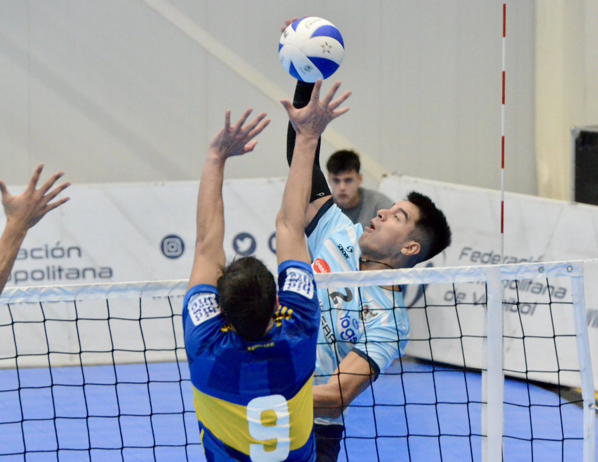 #DH ¡¡Ganó Muniiii y es el puntero del Torneo Metropolitano!! 🔥🔥

🔹 Ciudad 3-1 Boca (25-17, 25-18, 23-25, 25-20)

🔝 Mauro Zelayeta - 22pts

🔜 Martes 4/6 🆚 San Lorenzo. 

#VamosMuni