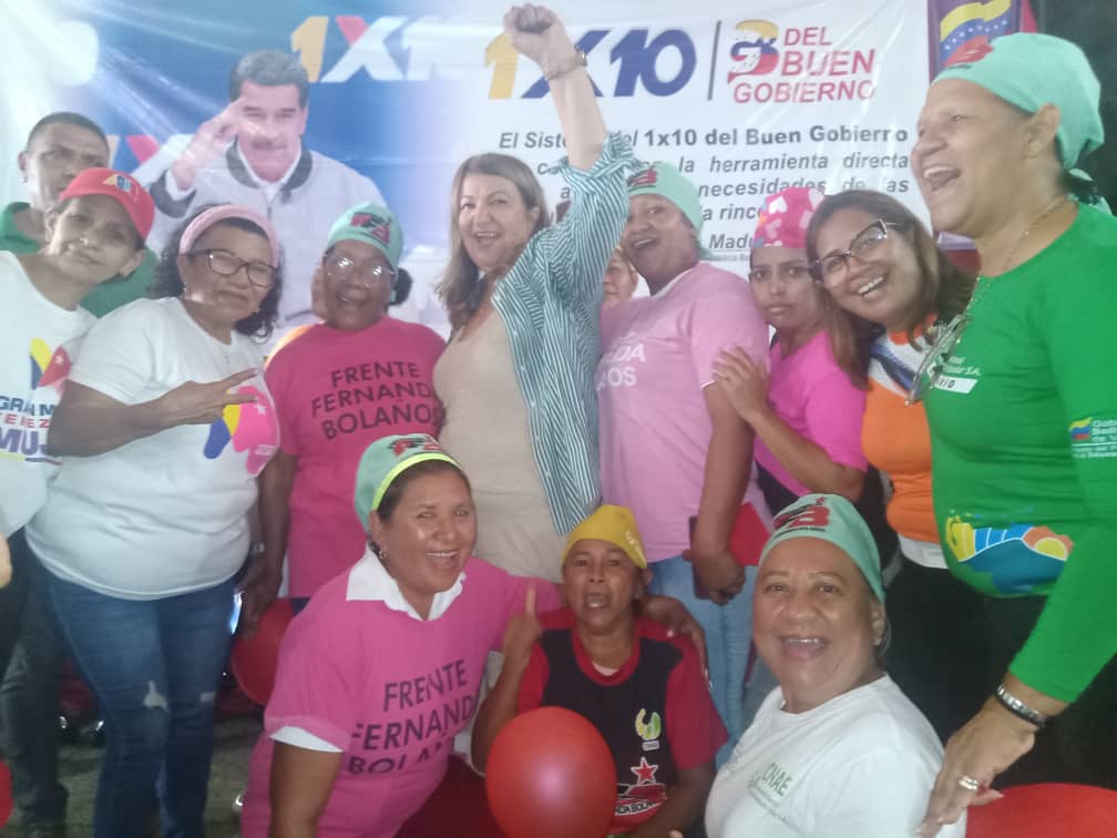 En el marco del 1x10 del buen gobierno nuestro Vicepdte. <a href="/gaza1616/">Fuerza, Fe, Esperanza y Amor</a> acompaño a nuestra Min. <a href="/_LaAvanzadora/">Yelitze Santaella</a> en el Edo. Cojedes en una actividad de dotación, equipamiento y entrega de requerimientos importantes a  escuelas de la entidad. <a href="/NicolasMaduro/">Nicolás Maduro</a> <a href="/pedrodiazg59/">Pedro Diaz</a>