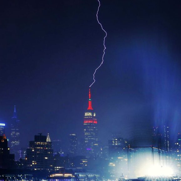 EmpireStateBldg's tweet photo. OUCH 

📷: @GaryHershorn https://t.co/2u6nHcEVhD
