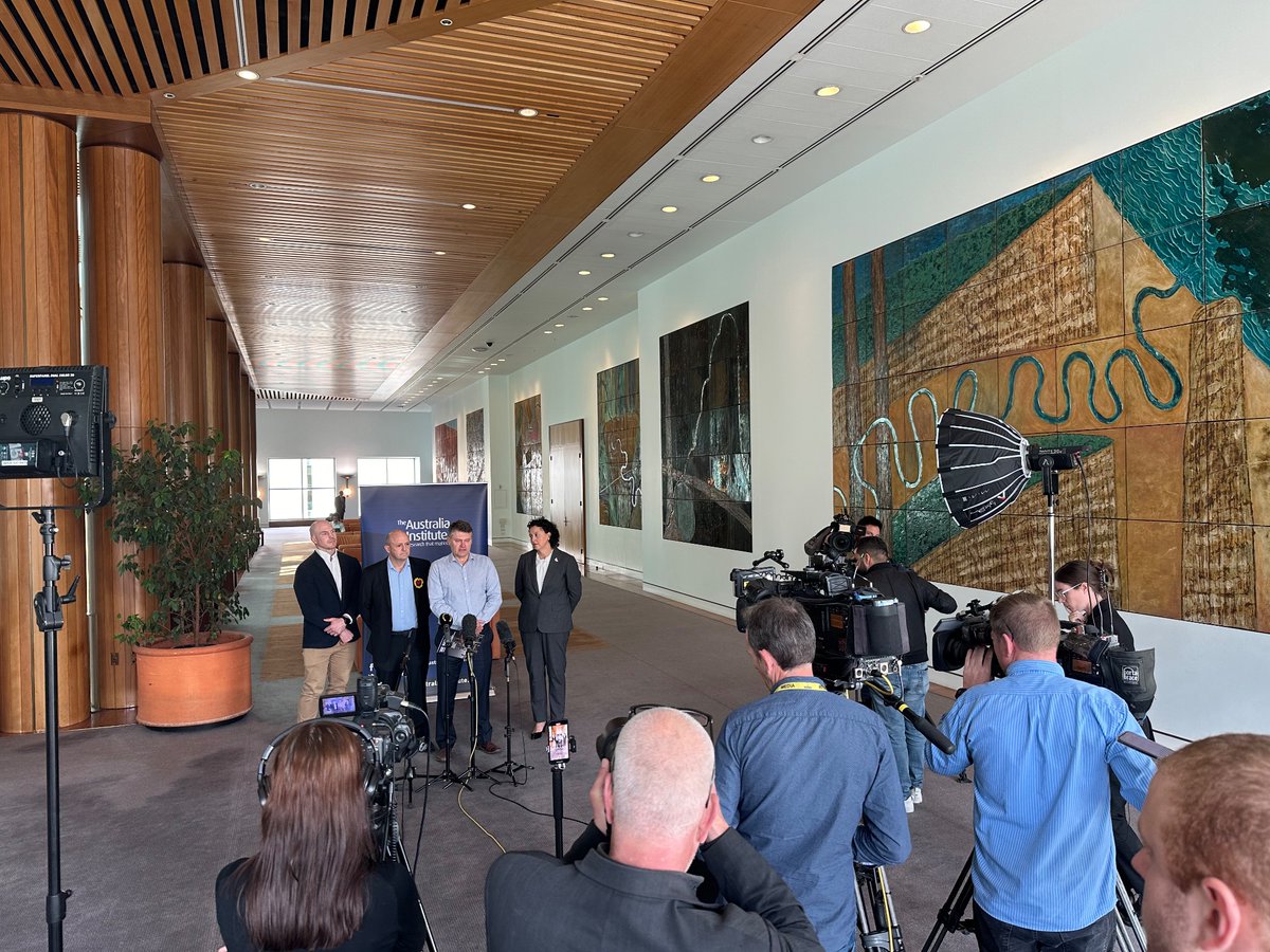 56% of our gas exports, worth billions, are given to corporations royalty-free

Australians have a right to know how we got into this situation

@Mon4Kooyong and @DavidPocock join the call to make multinationals pay for the gas they receive with @RDNS_TAI and @MarkOgge 

#auspol