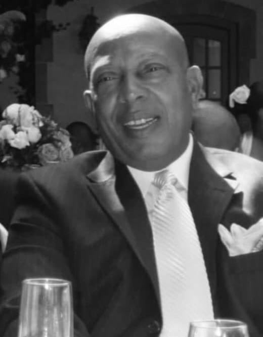 L'Ambassadeur Fritz DOUGÉ , Chef du Protocole de plusieurs gouvernements haïtiens, vient de tirer sa révérence après une
longue et impressionnante carrière. Notre inoubliable Chef du Protocole laisse en héritage une culture d’Etat et une vision quasi infaillible du Protocolaire.