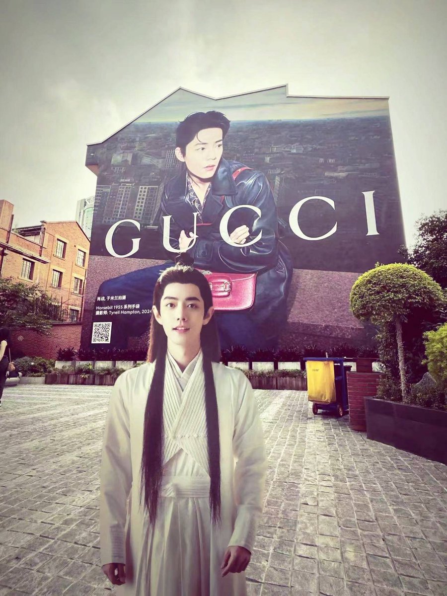 He sneakily checked in at the Gucci wall ^^ 🤭
#ShiYing #XiaoZhanxShiYing #XiaoZhan 

cr: 海里的火焰1005, tq....