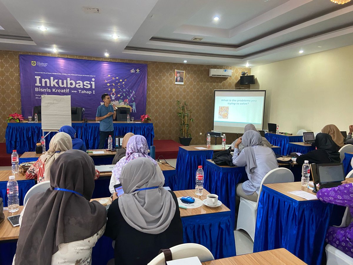 Entah sudah tua atau terlalu semangat, selesai acara langsung sakit pinggang 😅