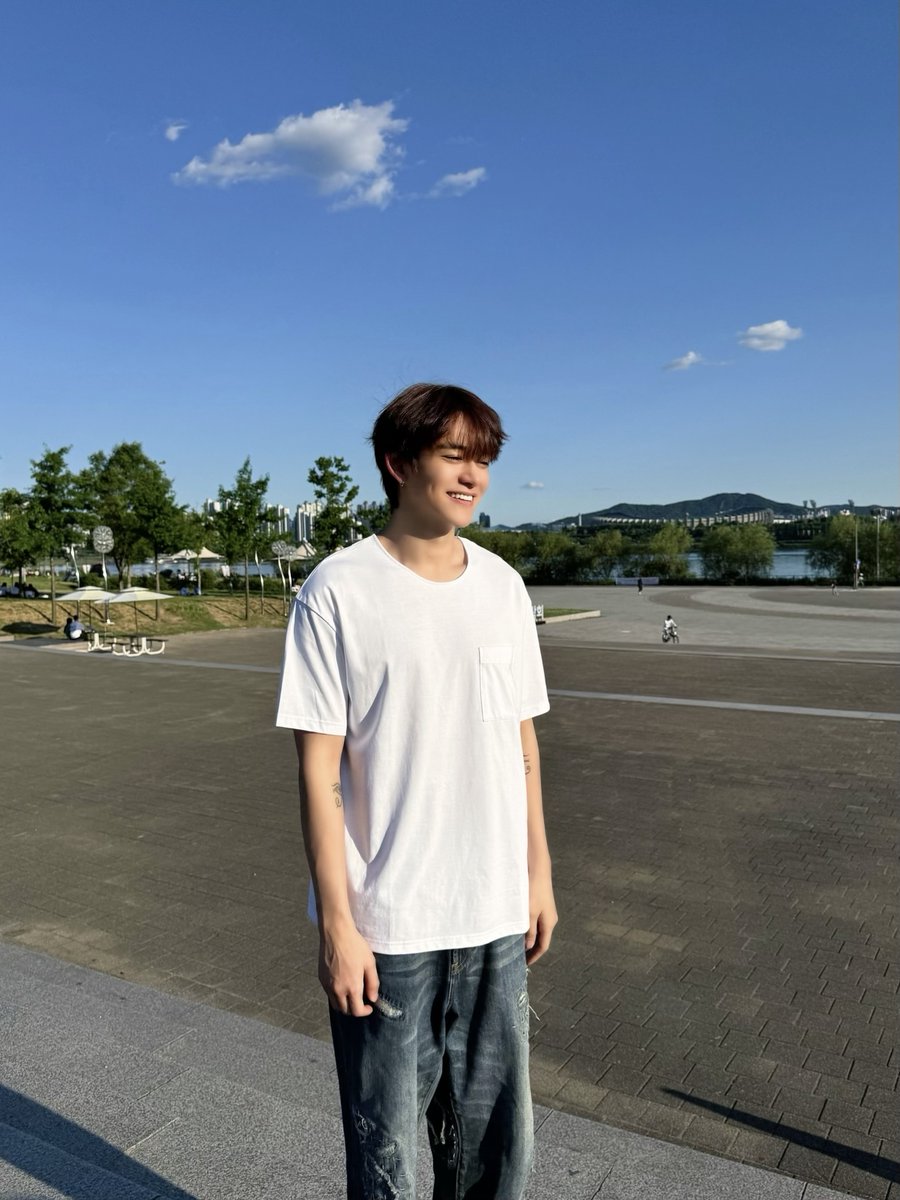 Walk with me? ☀️

#LUCAS #루카스