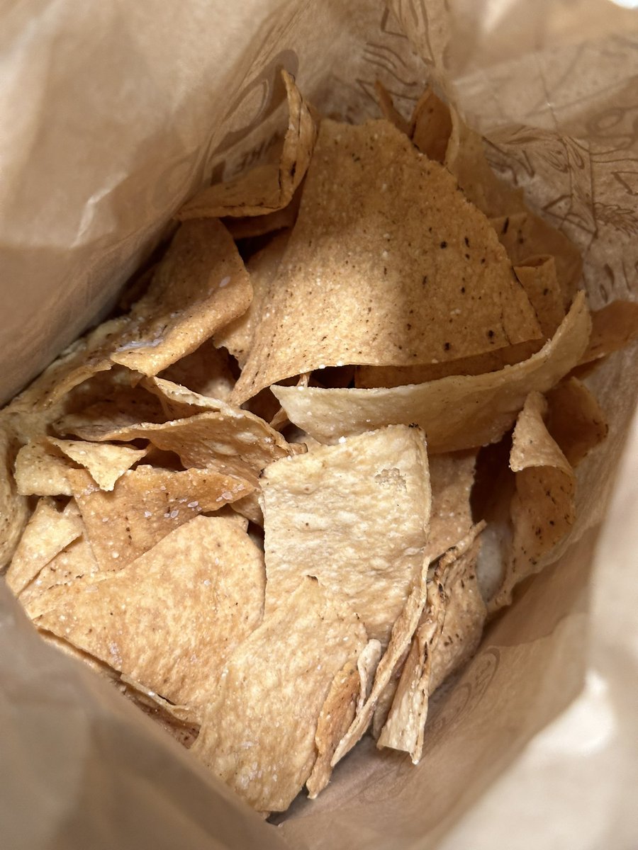Calli_Elizabeth's tweet photo. @ChipotleTweets your chips were definitely overcooked today. Couldn’t eat them bc they tasted burnt! Two different bags and both were bad! The queso was also gritty. Kind of disappointed. https://t.co/XoV1JKR2Ii