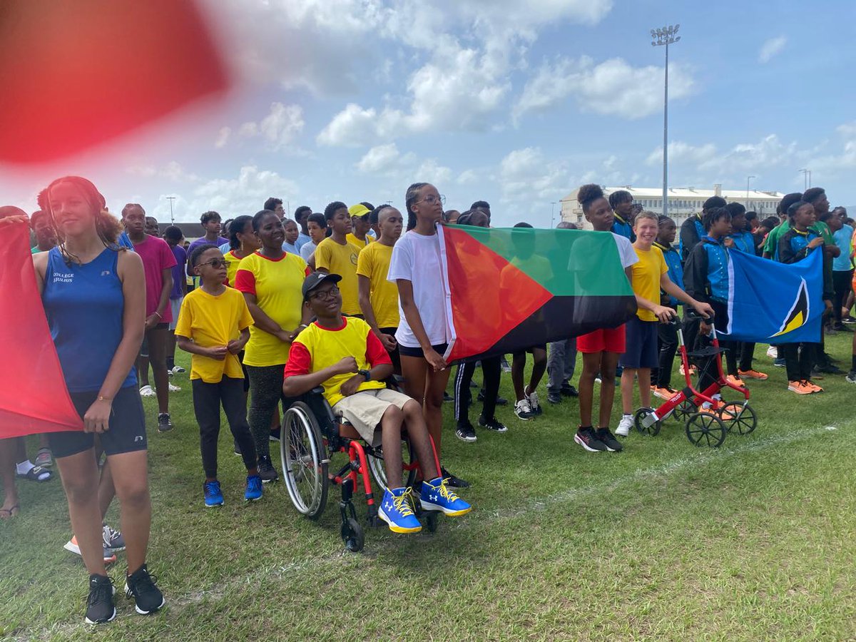 Un groupe d'élèves de l'ULIS TFM a été invité à participer à des jeux athlétiques avec des élèves d'autres pays de la Caraïbe. Cette rencontre a été organisée par l'UNSS Martinique au stade Louis-Achille a Fort-de-France.
Ils étaient enchantés ! <a href="/MartiniqueUnss/">UNSS MARTINIQUE</a> <a href="/acmartinique/">Académie de Martinique</a>