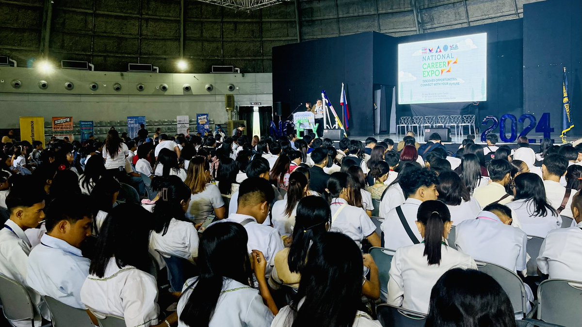Now happening:
The 1st DepEd National Career Expo
Opening Ceremonies (Luzon Leg)

#MATATAGAgenda #ParaSaBata
#BansangMakabata #BatangMakabansa