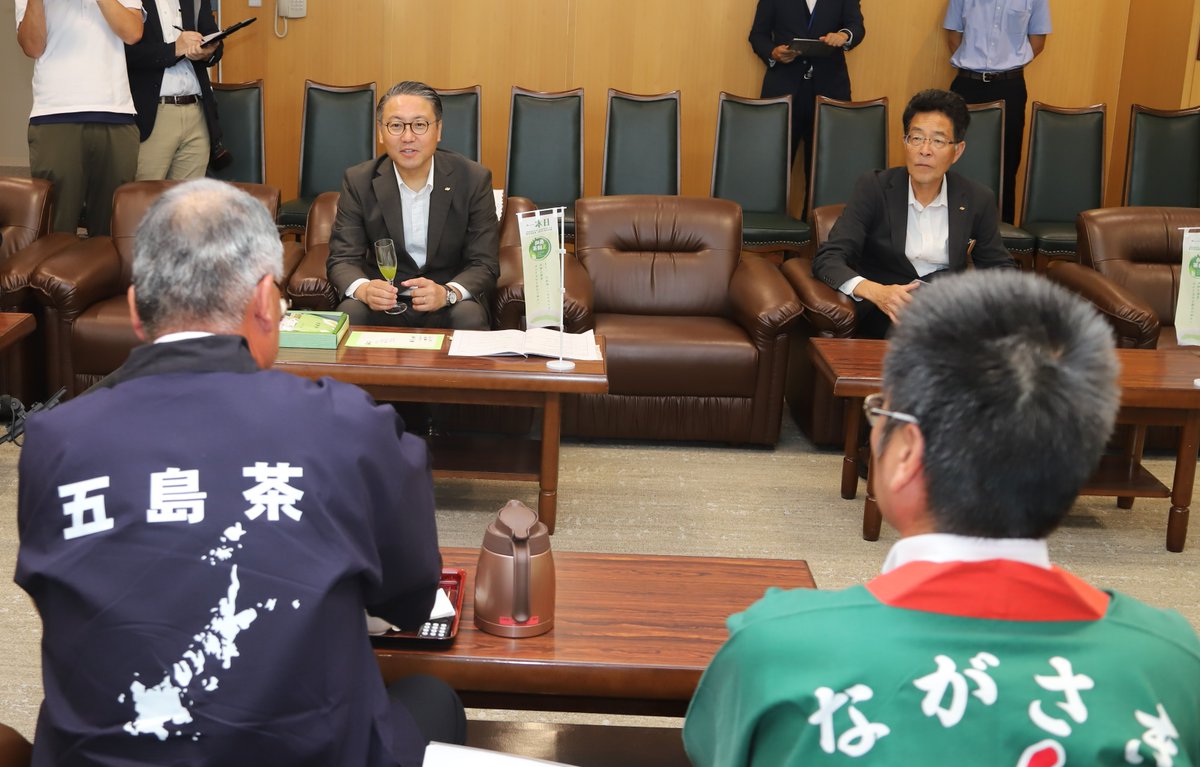 nagasakipmaster's tweet photo. 【新茶をいただきました】
5月30日、長崎県茶業振興協議会から令和６年産の #新茶 が贈呈されました。
色合いがいい玉緑茶を試飲した大石知事は、爽やかな若葉のような香りとまろやかな旨味を堪能していました。
皆さんもぜひ長崎県産��をお楽しみください。
飲んでみんね！　長崎！ https://t.co/BhQrx4ck85