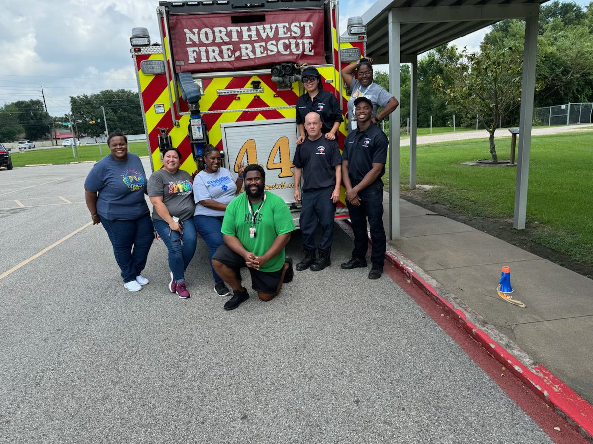Great day @SammonsES_AISD! Field day and a visit from the Fire Department and Former student who is now a Police Chief! Fun times at Sammons!💜☮️✊🏾#MyAldine #LetYourLIGHTShine