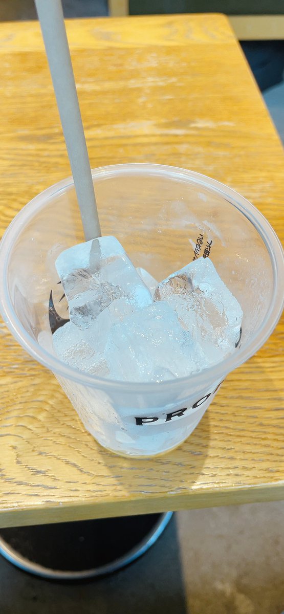 プロントで
冷たい飲み物を買って飲んだんですが
氷が凄く沢山で
中身が少しでした🤏
普通こんなもんなんですか？
僕がケチなだけなんですかね😰
値段と合わない感じがしちゃって💦

もうプロントはいいかなぁ💦
#プロント