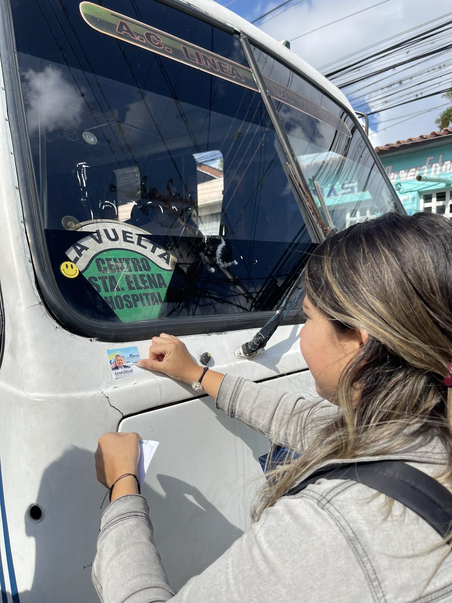 #29May Nos fuimos en la Edmundoneta hasta la Pq Milla visitando a sus habitantes y al comercio de la zona, invitando no solo a votar este #28Jul sino también a defender el voto.

Seguiremos en las calles llevando el ánimo electoral a cada rincón.

@egonzalezurrutia
PRESIDENTE 🇻🇪