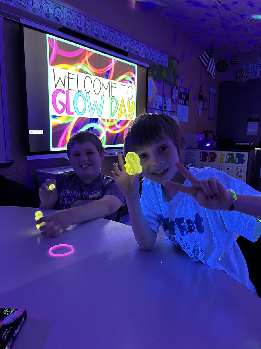 Way to GLOW friends! Today we celebrated our learning by letting it shine! #OakFlatProud #BSSDproud