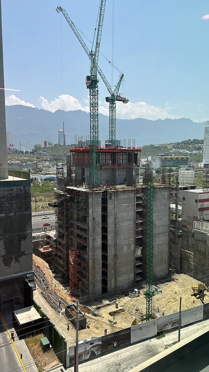 Comienza a sobresalir del nivel de calle la Torre RISE en #Monterrey, la construcción va en tiempo y forma. Se espera finalice a mediados de 2026 con 475 metros de altura final. 📸 Edgar Garza