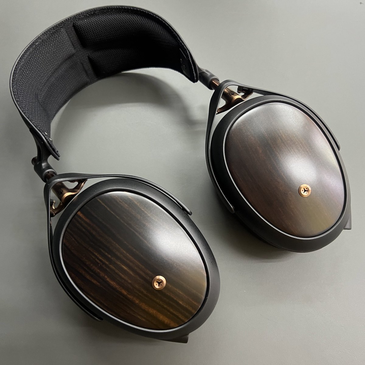 e_earphone_NPB's tweet photo. 【#eイヤ大阪日本橋本店】
元気にオープン!
本日発売!
Meze Audio の密閉型平面磁界ヘッドホン!!
『LIRIC II』の試聴機が日本橋本店に到着いたしました😍
木目のイヤーカップがとても美しい…!
明瞭で艶やかかつ、温かみを感じれる生っぽサウンドをぜひお試しくださいませ✨
製品ページ
https://t.co/8RT7CUBrp8