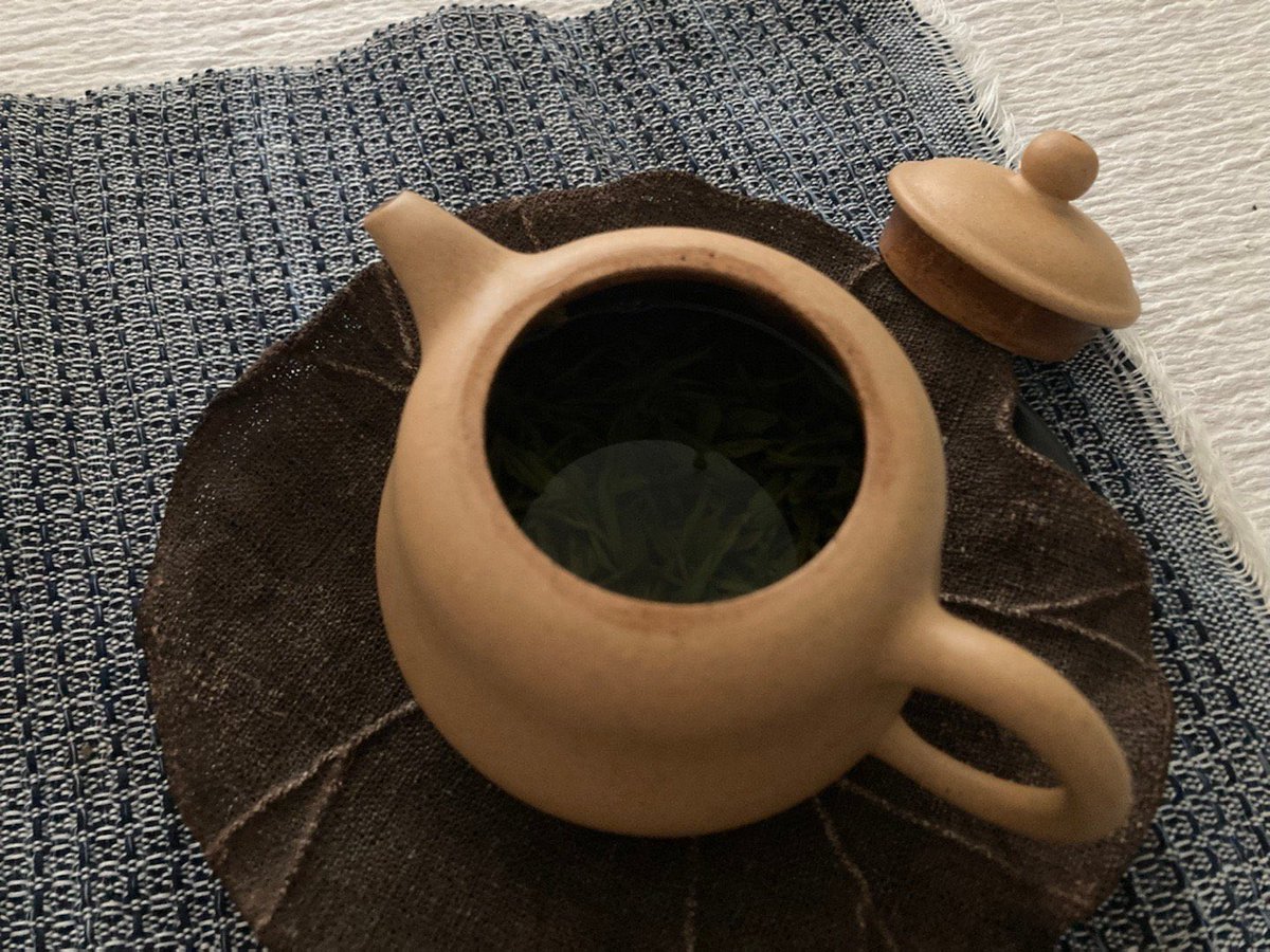 小壶的第十六年，只泡绿茶，这两年喝绿茶多，跟着同学喝她缘遇的绿茶，壶也因多用而润。