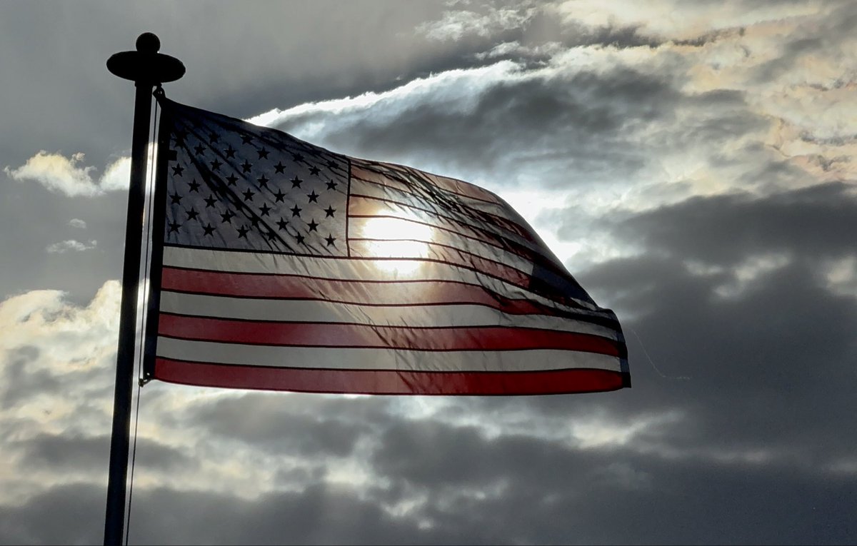 Post a picture of an American flag.