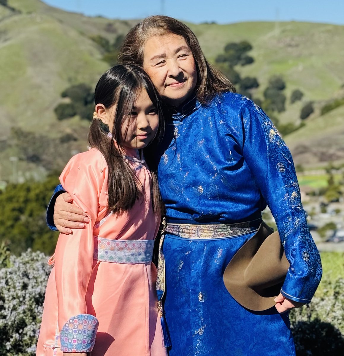 Эрүүл мэндийн хяналтанд байх заалттай, настай ээжийг минь сулла!  Оронд нь би сууя!  Насаараа хөдөлмөрлөж улсдаа 500 тэрбумын татвар бүрдүүлсэн өрх толгойлсон нэг настай эмэгтэй өнөөдөр эрүүгийн гэмт хэрэгтэн огтхон ч биш юм шүү!

#freeGaramjav