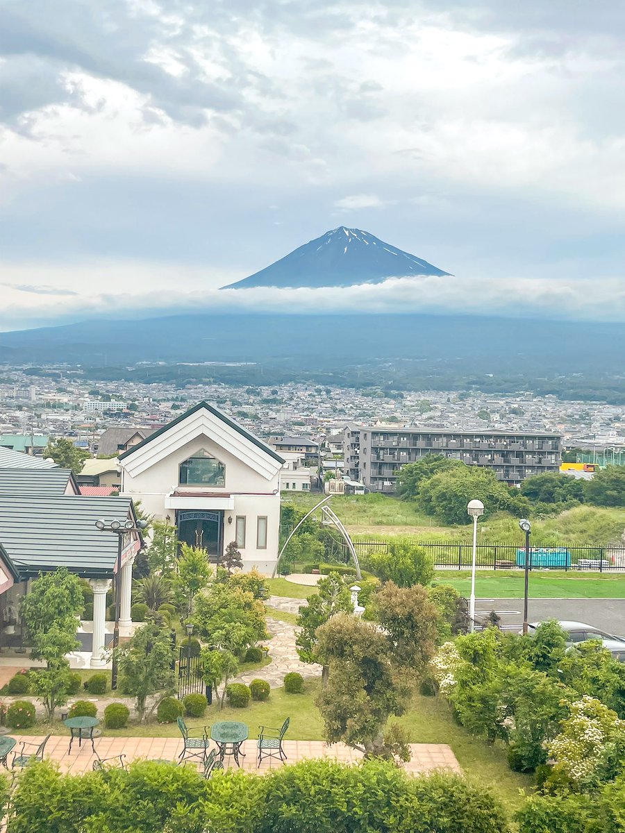 厚い雲に富士山の存在感が際立つ富士宮です☁️🗻

富士山を臨む高台にあるフォレストヒルズから。結婚式場としても人気の会場です🔔

本日、富士宮市観光協会の定時総会が開かれております！