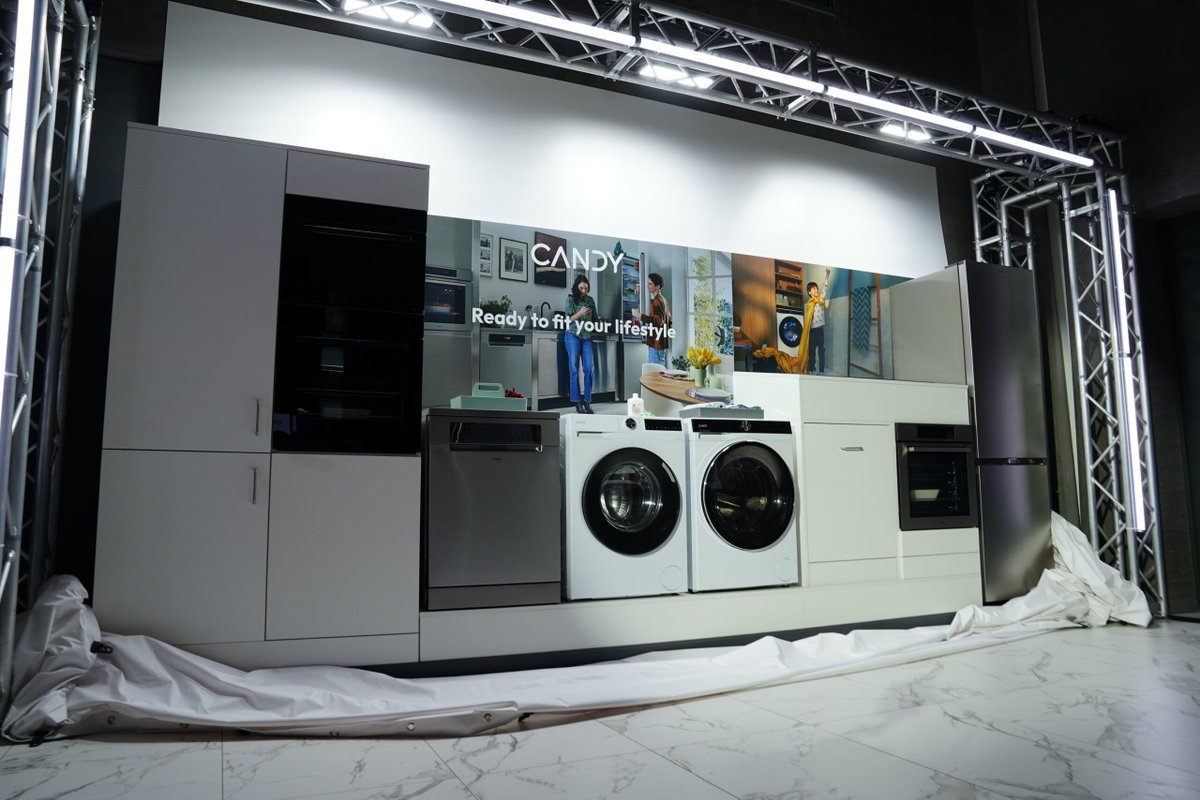 Logarytm's tweet image. Marka Candy ma nowy logotyp. Nowa tożsamość i coraz bardziej inteligentne produkty mają poprowadzić włoską markę na podbój międzynarodowych rynków. 

buff.ly/3yII2Mz 

#candy #logo #logotyp