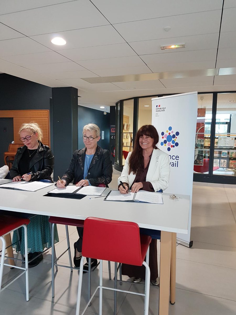 Je suis ravie d’avoir pu signer ce mercredi une convention de #partenariat entre la FHF Bretagne, l’ANFH Bretagne et France Travail Bretagne 🤝 

Une #convention qui vise à répondre aux défis de #recrutement dans les secteurs de la santé et du médico-social 👩‍⚕️👨‍⚕️