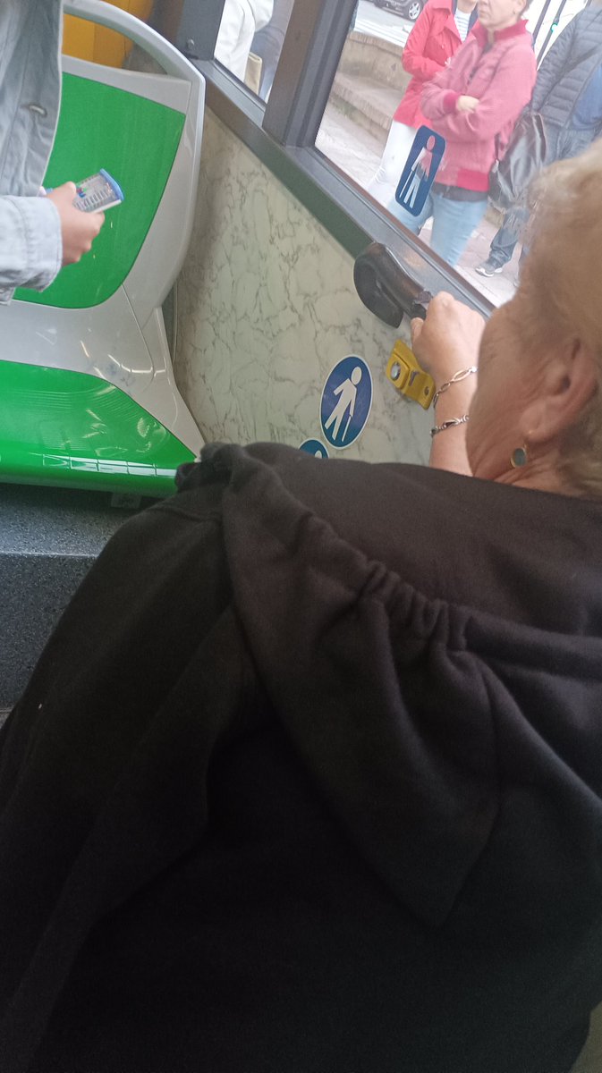 Luego dicen de la ecuación de la juventud, esta señora me ha echado pidiendo que le deje el asiento de muy malas maneras, porque supuestamente estoy ocupando el asiento de movilidad reducida, cuando en realidad es el de frente que estaba vacío!  La eduacion no tiene edad.