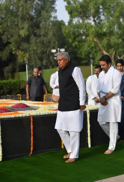 उपराष्ट्रपति जगदीप धनखड़ ने कल पूर्व प्रधानमंत्री चौधरी चरण सिंह की 37वीं पुण्य तिथि पर उन्हें श्रद्धांजलि अर्पित की विवरण: pib.gov.in/PressReleasePa… @VPIndia