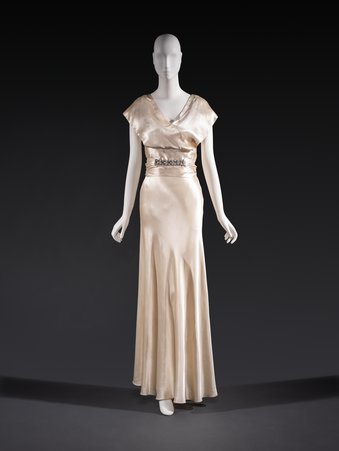 This week's #ThirtiesThursday garment is this white silk satin cowl neck evening dress designed by Marion Dwyer in Chicago in 1932. The dress is embellished with a rhinestone belt. @ChicagoMuseum collection. #FashionHistory