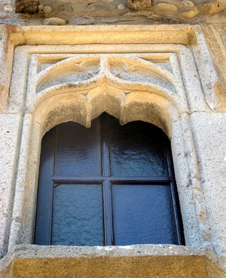 Cal Sastre, Carrer de la Força, Torroella de Fluvià. Alt Empordà. Per les característiques de les finestres pertanyents al gòtic tardà, es pot datar al segles XIV-XV, els seus orígens.