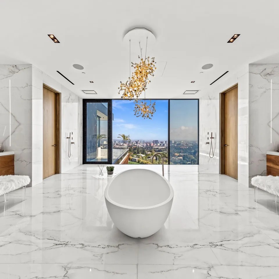 Luxury bathroom in LA with expansive views. Love 😍

You would need staff.

#luxuryhome #LuxuryLiving #interiors #interiordesign #luxury #interiorstyle #inspo #homeinspo #bathroom