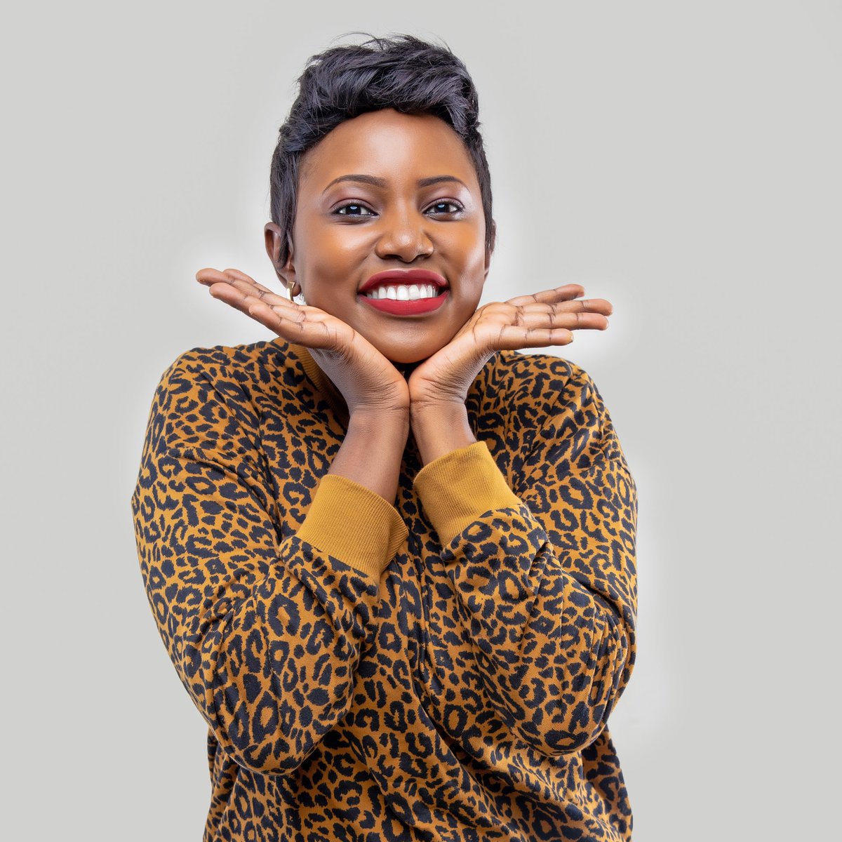 Bringing you the latest from the world of showbiz, lots of soothing music and love at 11 on the #SanyuFMLounge with @Korithehost