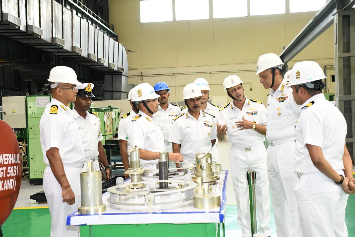 Vice Admiral Sanjay J Singh, AVSM, NM, Flag Officer Commanding in Chief, Western Naval Command visited #INSEksila at #Visakhapatnam. During the visit, he was briefed on overhauling and #indigenisation of Gas Turbines and updated on future infrastructure developments. #IndianNavy
