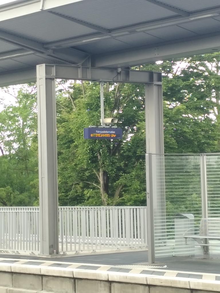 In der heutigen Ausgabe der Show "Wie viel Uhr ist es?"
Der heutige Host: <a href="/DB_Presse/">Deutsche Bahn AG</a>
(Ist aber lustigerweise nur ein Anzeiger an dem Bahnhof. Die anderen funktionieren normal.)