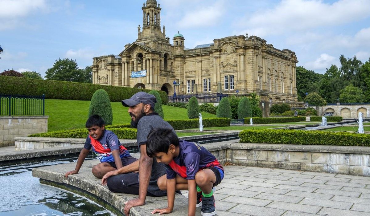 🎨Get ready to be captivated by the artistic wonders of Cartwright Hall in Bradford! With its collection of timeless classics, thrilling new exhibitions, and the Hockney Gallery, there's no shortage of inspiration here. 

visitbradford.com/things-to-do/c… 
#VisitBradford