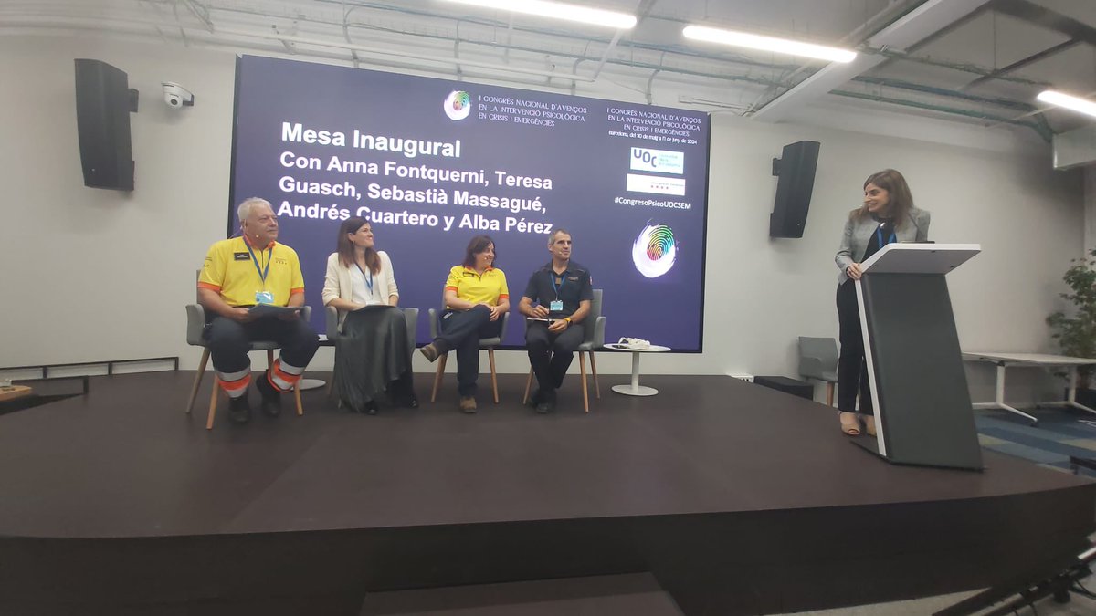 #EstàPassant: 📸 Taula inaugural del I Congrés Nacional d'Avenços en la Intervenció Psicològica en Crisis i Emergències, a #Barcelona, amb Anna Fontquerni, Teresa Guasch, Sebastià Massagué, Andrés Cuartero i Alba Pérez.

👉🏽 El congrés l'organitzen conjuntament el #SEM i la #UOC,