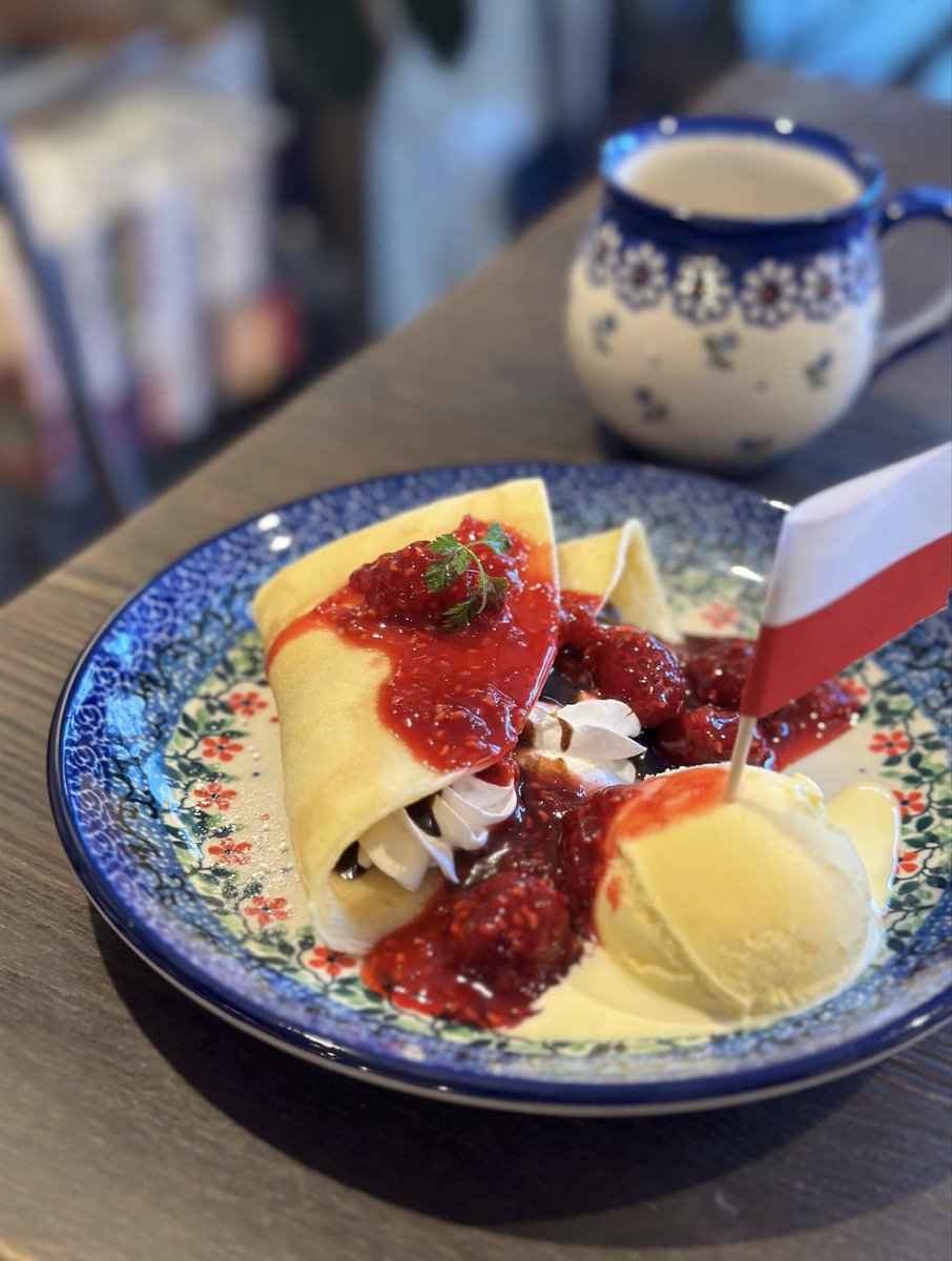 ●東京では当店だけ！
🇵🇱ポーランドの友人直伝、🇵🇱伝統のスイーツであるナレシニキ・naleśnikiを当店流にアレンジ。
もちもち食感の厚焼きクレープで生クリーム、チョコレートを包みラズベリーとアイスクリームを添えました。
#清澄白河 #カフェ