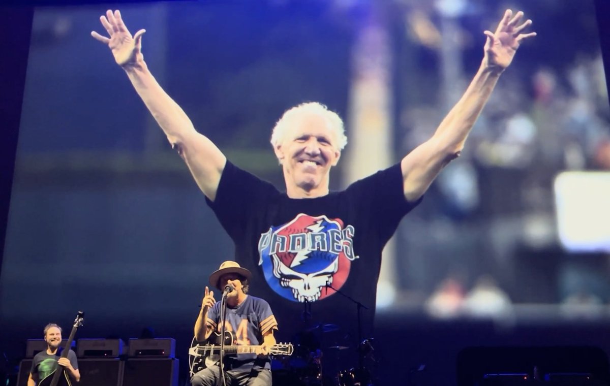 Seattle, martedì sera.
Sta per iniziare il concerto dei Pearl Jam.
Anziché suonare subito la prima canzone, come di consueto, il frontman Eddie Vedder prende la parola. Il tono della sua voce è basso, un po' austero: "Siamo profondamente tristi perchè un grande uomo, con un cuore