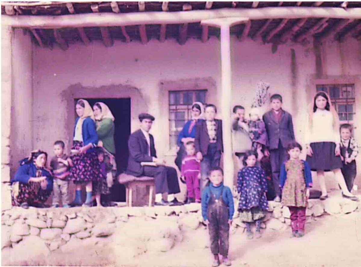 Dinner of Herbs: Carla Grissmann documents daily life in a rural Anatolian hamlet in the 1960s
stephenjones.blog/2024/05/29/din…

@ElandPublishing