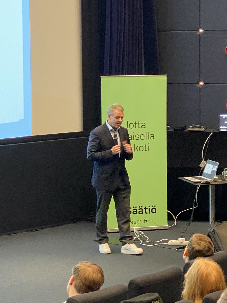 krista_kosonen's tweet photo. Jan Vapaavuori presents 6 points behind the success of tackling homelessness in Finland. 1. Prioritize, 2. Systemic comprehensive approach, 3. People first, 4. Systemic solutions for systemic change, 5. Collaboration, 6. Strong operative leadership #IGHSummit2024 #ysaatio https://t.co/FXnyCcyhte