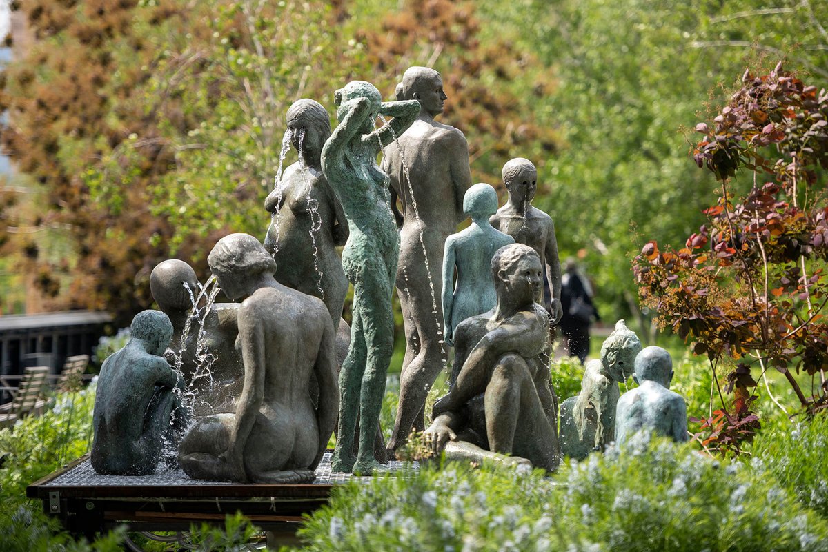 Nina Beier’s fountain sculpture 'Women & Children' will be installed in the pool in front of the @KiasmaMuseum outdoor café today, and inaugurated by President Tarja Halonen at 5pm - Trumpeter Jukka Eskola will perform before and after the inauguration: discoveringfinland.com/destination/mu…