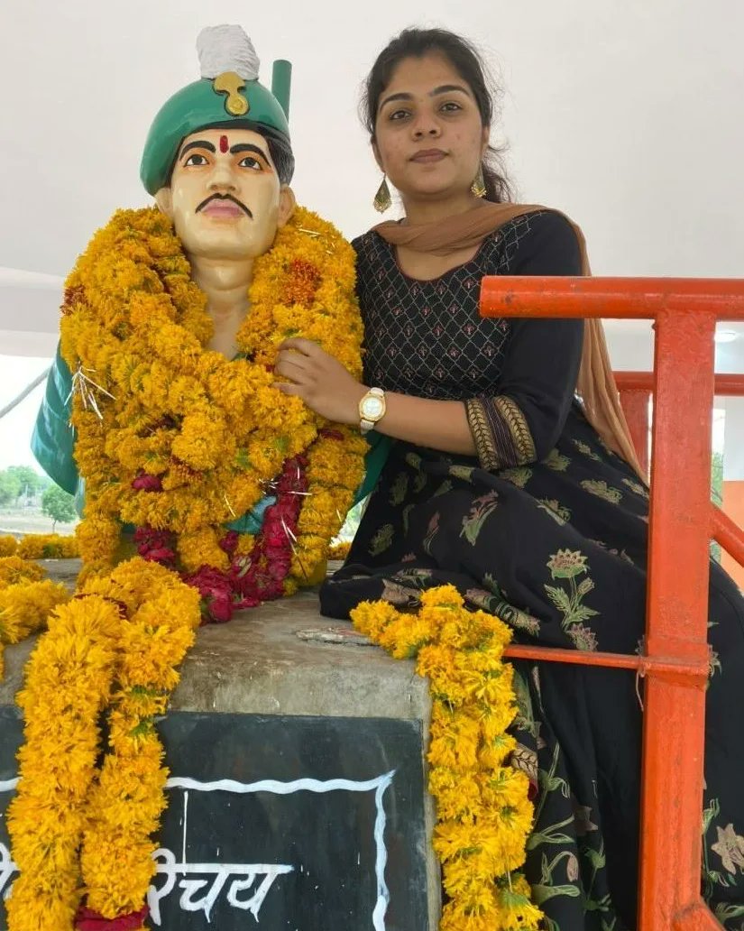 In name of father Megha has only seen, hugged, loved & fought with this bust. She was not even born when

LANCE NAIK RAJENDER YADAV
18 GRENADIERS

#OnThisDay was immortalized in #KargilWar in 1999.
#FreedomisnotFree Megha paid #CostofWar.
#25YearsofKargilWar
#25YearsofKargilVijay