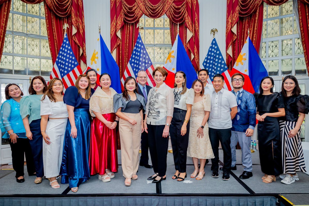 Always happy to recognize the hard work of the @USEmbassyPH staff, who embody the spirit of #FriendsPartnersAllies.  Their dedication strengthens the U.S.-Philippine relationship.  It is my honor to work with them every day. 🇺🇸🇵🇭♥️