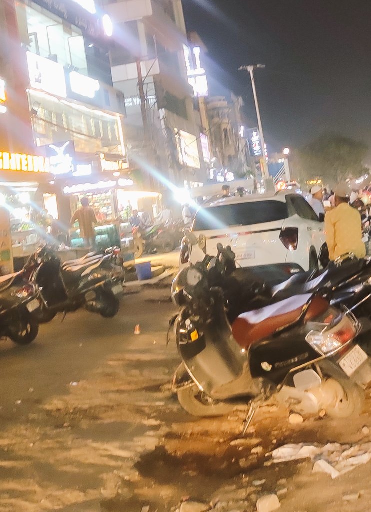 #tolichowki #shaikpet @shotr_tlchowki we have very good faith with uniform services Sir.. unfortunately, everything returned back as normal, this is the situation last night, pls pls req establishments not to park customers vehicles on road @CPHydCity @hydcitypolice #roadsafety