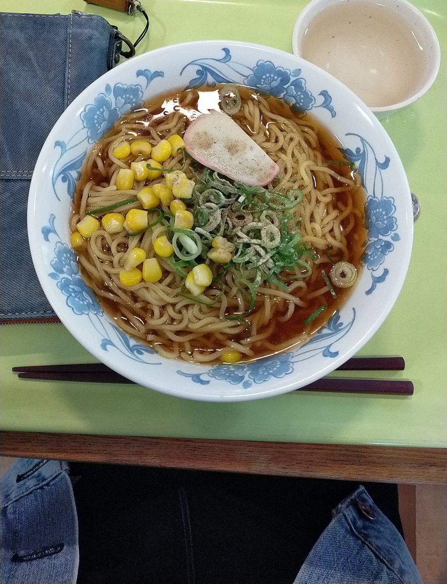 木曜なので学食です!!
定食が売り切れてしまったので、
ラーメン大を食べる事にしました

醤油スープの程良い塩味と、ガッ
ツリした麺が絡み合ってラーメンと
いう1つの芸術品を生み出しました

少し我儘を言うならば、+50円で
野菜マシマシに出来るようにして
くれたら嬉しいですね…栄養が…