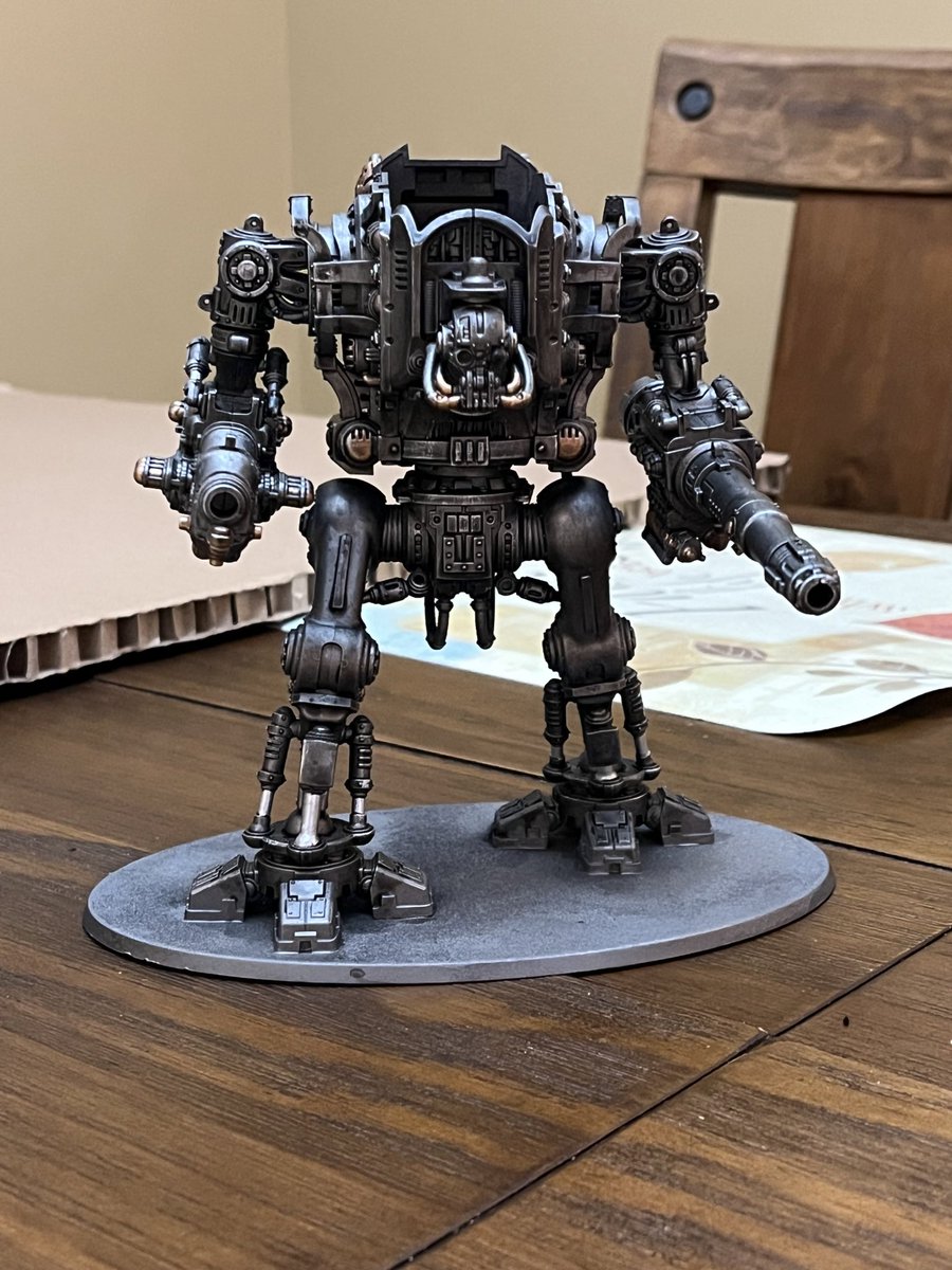 Got the pistons done.  Put some black primer over the eyes to get started on them.
#warhammer40K #warhammercommunity #minipainting #imperialknights