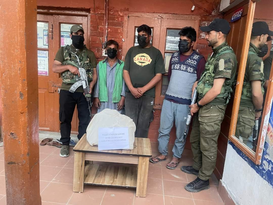 Sopore Police arrested three drug peddlers and recovered Contraband Substances.

facebook.com/share/p/uuQGFa…
@JmuKmrPolice @KashmirPolice @DIGBaramulla @DivyaDev_ips