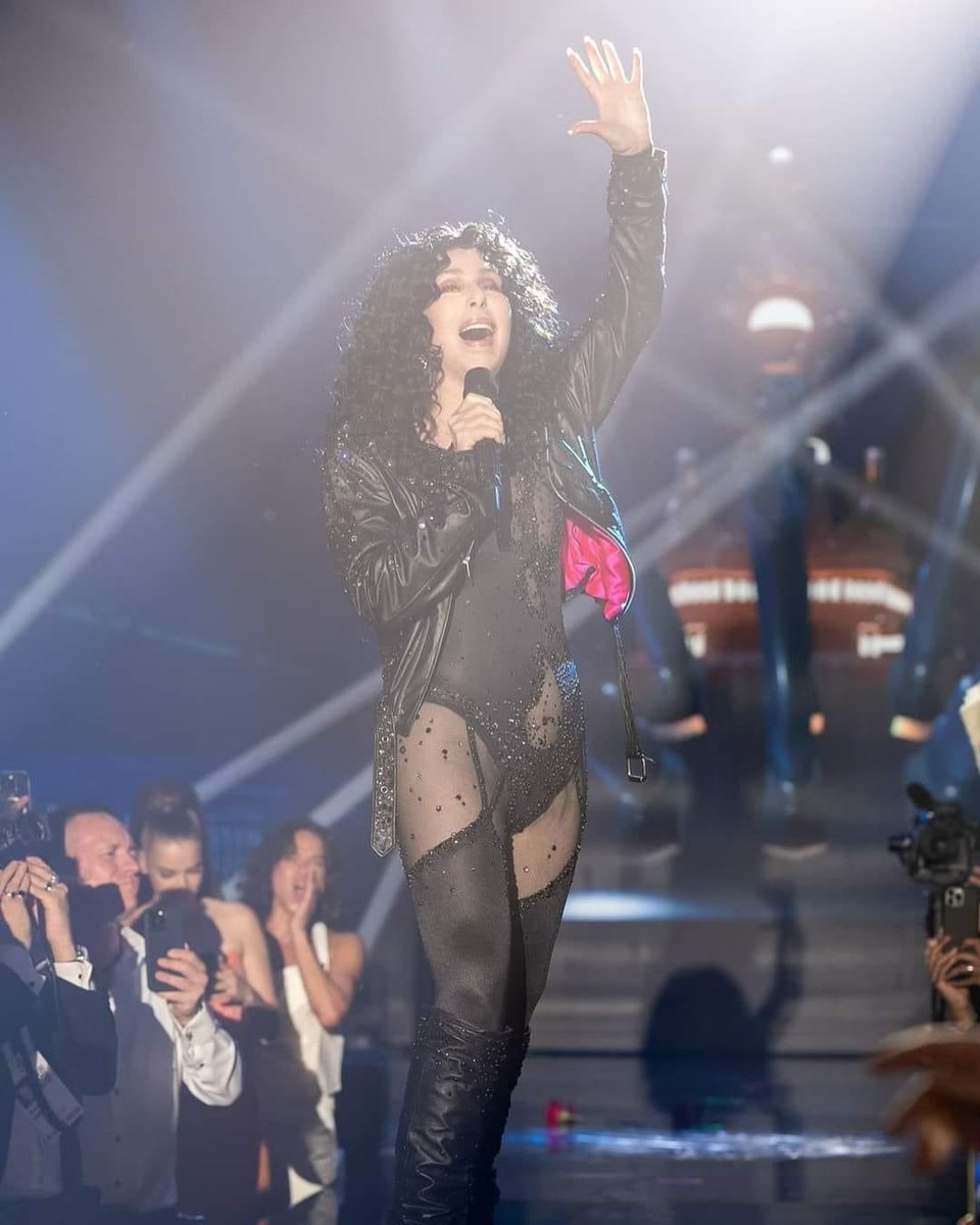 Cher performing a few days ago 😻