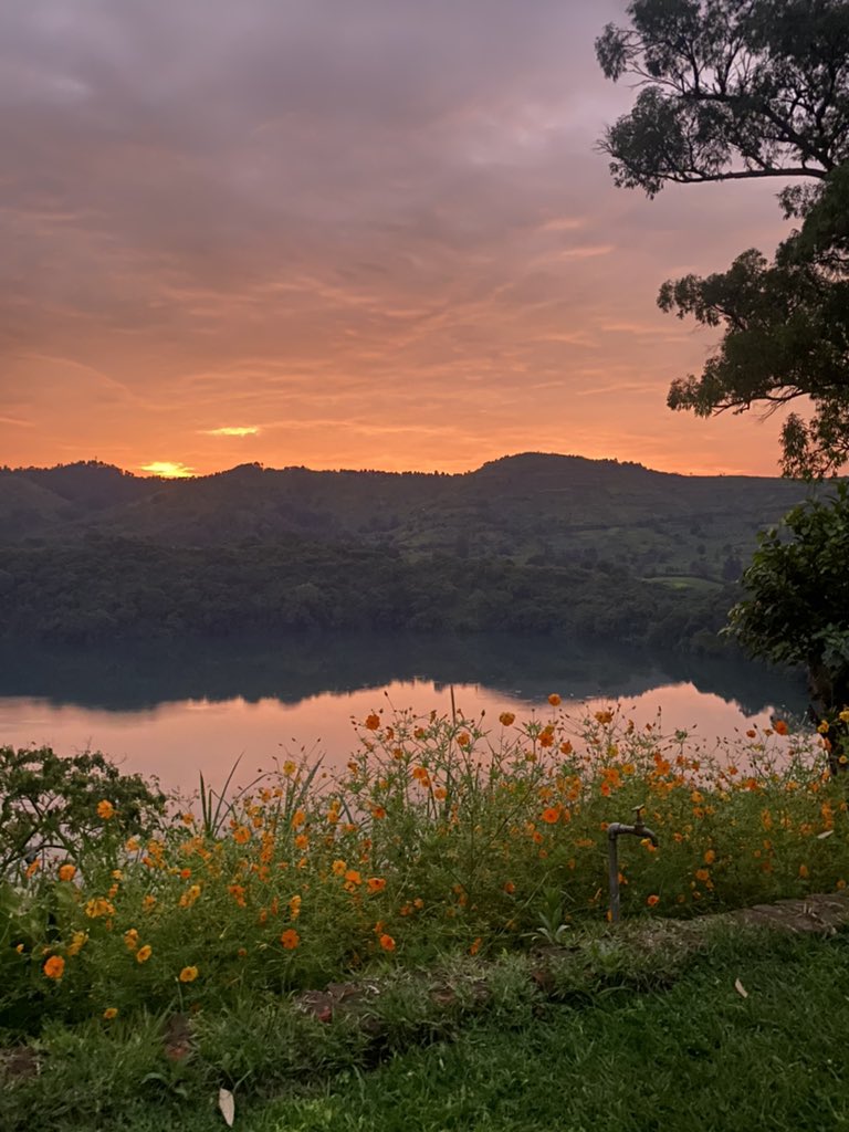 Welcoming the spectacular sunrise in front of Lake Nyinambuga, Kabarole Distict, Western Uganda 🇺🇬 Such a beautiful place! (And just for your information: No photoshop!)