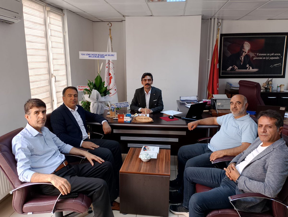 Aile Sosyal Politikalar İl Müdürlüğüne Müdür Yardımcısı olarak atanan köylümüz Süleyman BEDİR’e hayırlı olsun ziyaretinde bulunduk. Başarılar diliyoruz.
<a href="/detaybikmaz/">A.Basır Bıkmaz</a> <a href="/muhsinaygun12/">Muhsin Aygün</a> <a href="/SozerMurat12/">Murat sözer</a> <a href="/suleyma_bedir/">🇹🇷Süleyman BEDİR 🇹🇷</a>