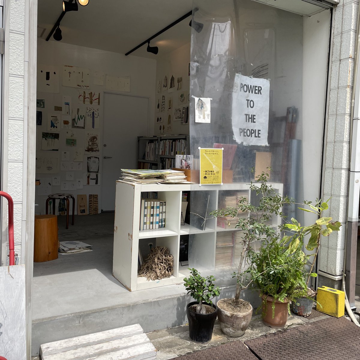 yu_adachi's tweet photo. 5/30（木）
久しぶりにタナカホンヤの店番をしています。先日まで展示をしていた小高博史さんの作品もまだ貼ったままになっています。この機会にぜひご覧ください。
19時頃までやっているので、ふらっとおしゃべりがてら、お待ちしています〜

◎タナカホンヤ
台東区池之端2-7-7 https://t.co/xgU0IVvxLy